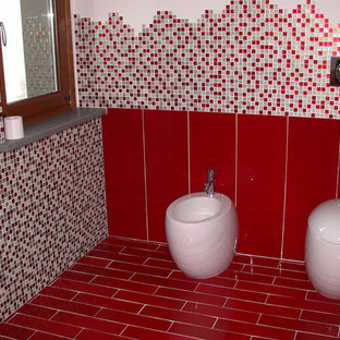 Ispirazione per una stanza da bagno con doccia moderna di medie dimensioni con bidè, piastrelle a mosaico, pareti bianche, pavimento in gres porcellanato, lavabo sospeso e pavimento rosso