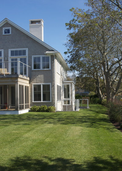 Farmhouse Exterior Simple application of traditional materials leads to a Modern appearance.