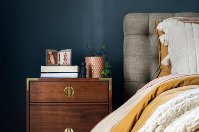 Foto de dormitorio bohemio de tamaño medio con paredes azules, suelo de madera en tonos medios y suelo marrón