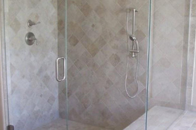 Modelo de cuarto de baño principal con ducha empotrada, baldosas y/o azulejos beige y paredes beige