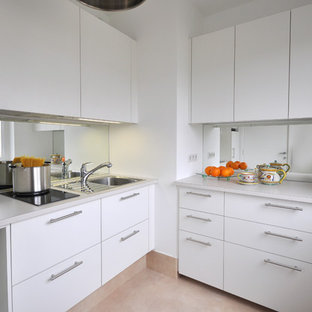 Удачное сочетание для дизайна помещения: маленькая угловая кухня в стиле модернизм с монолитной раковиной, плоскими фасадами, белыми фасадами и фартуком из зеркальной плитки - самое интересное для вас