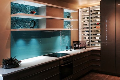 Moderne Hausbar mit Bartresen, flächenbündigen Schrankfronten, braunen Schränken, Küchenrückwand in Blau und Glasrückwand in Vancouver