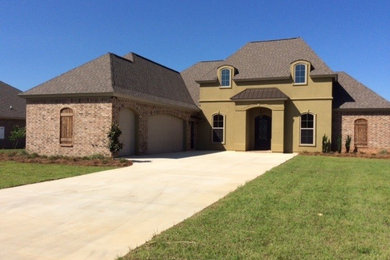 Mid-sized elegant home design photo in New Orleans