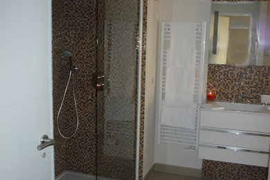 Cette photo montre une salle de bain moderne.