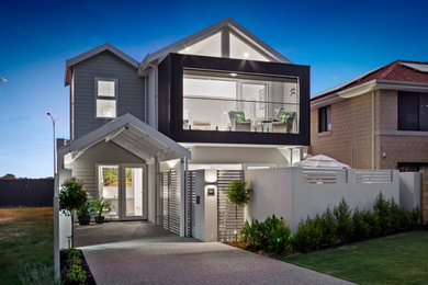 Imagen de fachada de casa gris actual de tamaño medio de dos plantas con revestimientos combinados y tejado de metal