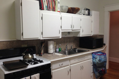 Kitchen - modern kitchen idea in Atlanta