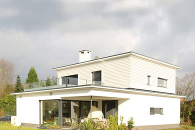 Immagine di case e interni minimalisti di medie dimensioni