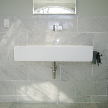 Contemporary Bathroom with Clean Lines and Natural Lighting