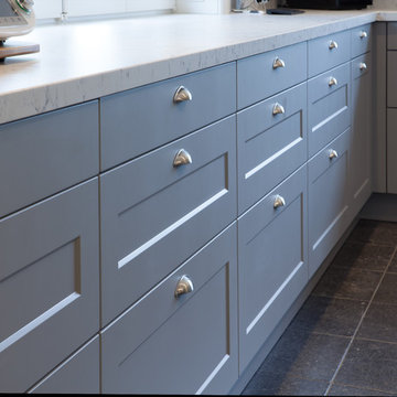 Klassische XXL-Wohnküche in zurückhaltendem Grau