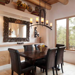 アルバカーキの中サイズのサンタフェスタイルのLDKの画像 (ベージュの壁、トラバーチンの床)