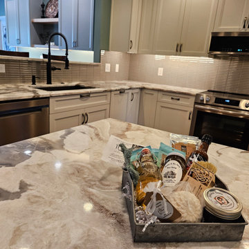 Contemporary Kitchen Remodel Done in Two-Tone Cabinets