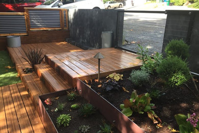 Example of a trendy deck design in Seattle