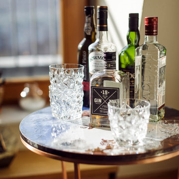 Privates Wohnzimmer Berlin – Hausbar auf dem Beistelltisch