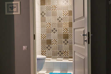 Свежая идея для дизайна: ванная комната с инсталляцией, белой плиткой, керамической плиткой, синими стенами, полом из керамической плитки, накладной раковиной и столешницей из ламината - отличное фото интерьера