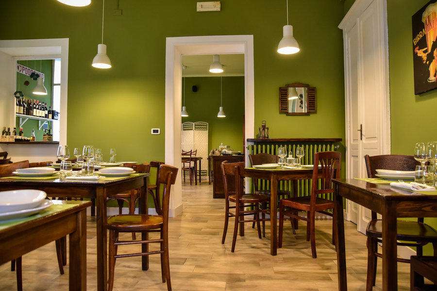 Relooking di ristorante rustico-chic verde oliva