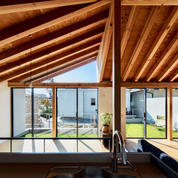 芝生のある曲がり屋根の家