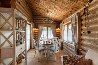 Foto de comedor abovedado rústico grande abierto con paredes marrones, suelo de madera en tonos medios, suelo marrón y madera