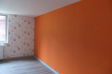 Inspiration pour un bureau design de taille moyenne avec un mur orange, un sol en vinyl et un bureau indépendant.