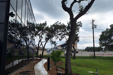 Inspiration for a small transitional full sun hillside gravel walkway in Austin.