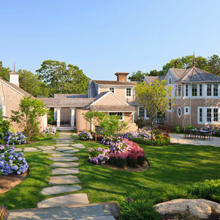Idéer för stora vintage bruna hus, med två våningar, valmat tak och tak i shingel