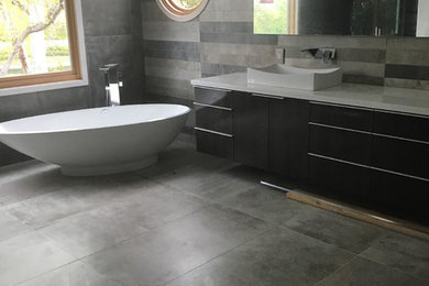 Example of a minimalist bathroom design in Orange County