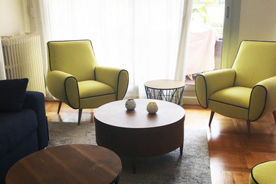Idées déco pour un salon moderne de taille moyenne et fermé avec un mur blanc, un sol en bois brun et un sol marron.