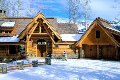 Example of a mountain style home design design in Phoenix