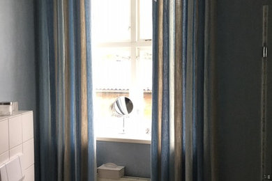 Maritimes Duschbad mit Vinylboden und grauem Boden in Hamburg
