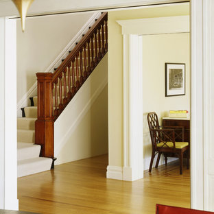 Idéer för att renovera en vintage hall, med beige väggar, mellanmörkt trägolv och gult golv