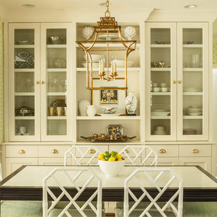 Mittelgroße Klassische Wohnküche ohne Kamin mit grüner Wandfarbe und braunem Holzboden in Portland