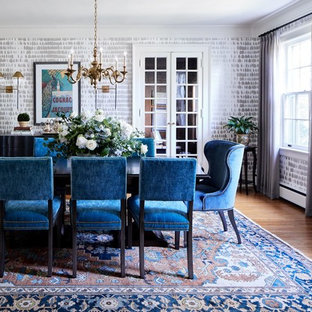 Réalisation d'une salle à manger tradition avec un mur orange, un sol en bois brun, aucune cheminée et un sol marron.