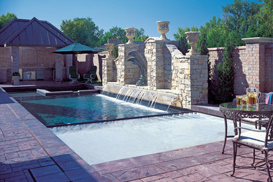 Minimalist pool photo in Dallas