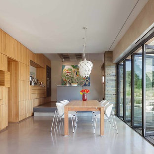 ブレーメンの広いモダンスタイルのLDKの画像 (白い壁)