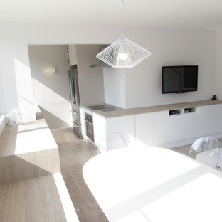 リールの中サイズのコンテンポラリースタイルのLDKの画像 (白い壁、淡色無垢フローリング)