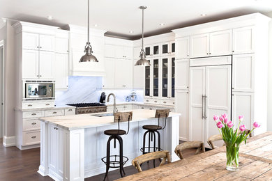 Example of a classic kitchen design in Toronto