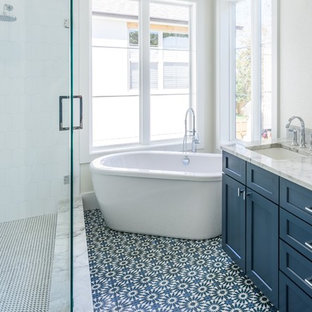 Bäder mit Mosaik-Bodenfliesen und bunter Waschtischplatte Ideen, Design