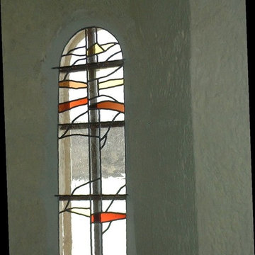 nouveaux vitraux dans la patite église de Gourdon-Murat (Corrèze)