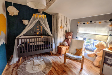 Idée de décoration pour une chambre de bébé chalet de taille moyenne.