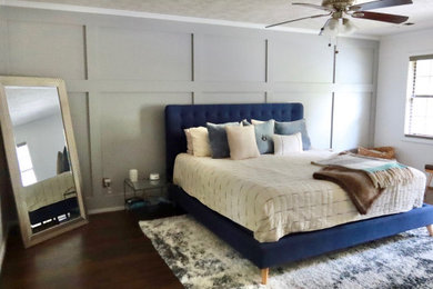 アトランタにある広いおしゃれな主寝室 (グレーの壁、濃色無垢フローリング、茶色い床、パネル壁) のレイアウト