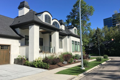 Design ideas for a mid-sized craftsman front yard water fountain landscape in Calgary.