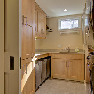 ボストンの小さいトランジショナルスタイルのおしゃれなランドリールーム (アンダーカウンターシンク、シェーカースタイル扉のキャビネット、淡色木目調キャビネット、ベージュの壁、上下配置の洗濯機・乾燥機) の写真
