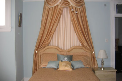 チャールストンにある広いヴィクトリアン調のおしゃれな主寝室 (茶色い壁)