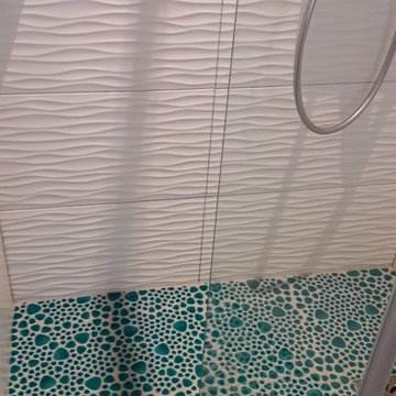 Une décoration vitaminée pour une chambre et sa salle de bain