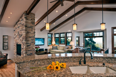 Kitchen - traditional kitchen idea in Seattle