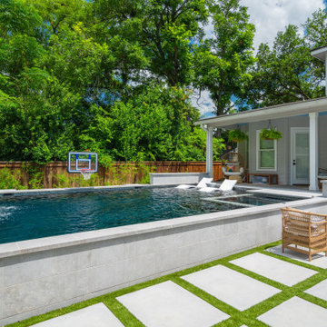 Linear, Modern Pool and Spa in Alamo Heights, TX