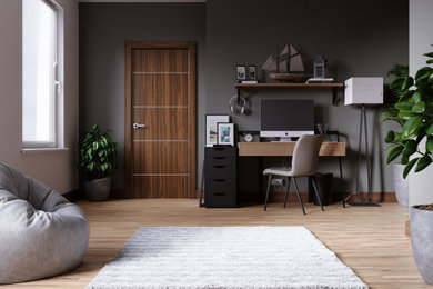 Foto de estudio pequeño con paredes grises, suelo laminado y suelo marrón