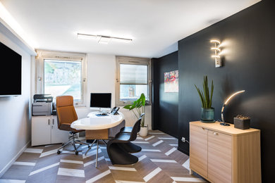 Idée de décoration pour un grand bureau design avec un mur noir, un sol en carrelage de céramique, un bureau indépendant, un sol marron et un plafond décaissé.
