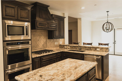 Example of a classic kitchen design in Seattle