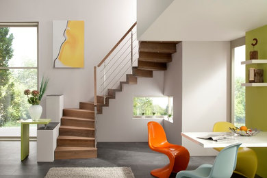 Inspiration pour un escalier courbe design de taille moyenne avec des marches en bois et des contremarches en bois.