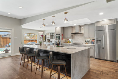 Example of a transitional home design design in Dallas